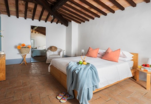 Double bedroom with en-suite bathroom with tub, first floor - Villa Carmeli