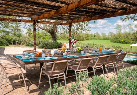 The pergola with outdoor dining table and barbecue a few meters from the Villa's kitchen - Villa Carmeli