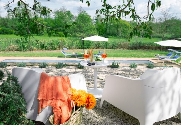 Relax point under the big walnut tree - Villa Carmeli