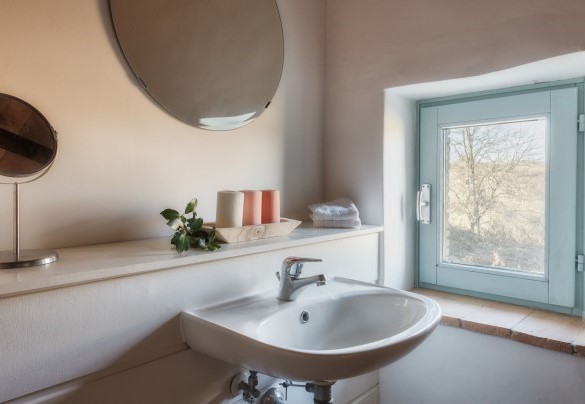 Bathroom with tub en-suite to the double bedroom, first floor - Villa Carmeli