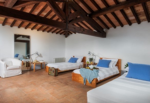 Twin bedroom with single bed and en-suite bathroom with shower, secondo floor - Villa Carmeli
