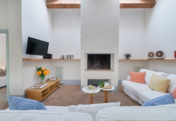 The open space with kitchen, dining table and living room with Smart TV. Annex - Villa Carmeli