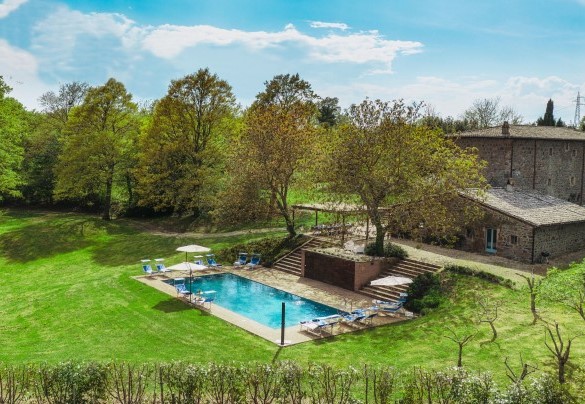 The pool is lined in pvc and has chlorine purification and a metal ladder for access to the water - Villa Carmeli