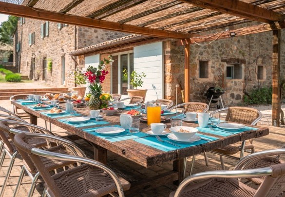 The pergola with outdoor dining table and barbecue a few meters from the Villa's kitchen - Villa Carmeli