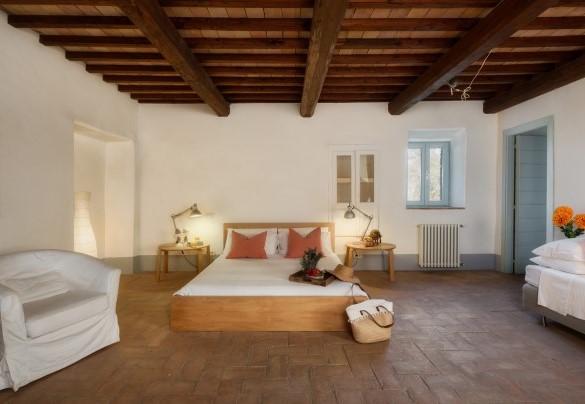 Double bedroom with single bed and en-suite bathroom with shower, first floor - Villa Carmeli