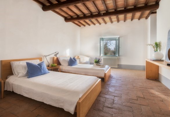 Twin bedroom with en-suite bathroom with tub, second floor - Villa Carmeli