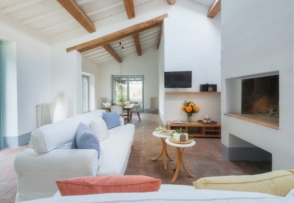 The open space with kitchen, dining table and living room with Smart TV. Annex - Villa Carmeli