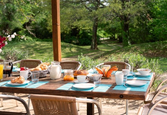 The pergola with outdoor dining table and barbecue a few meters from the Villa's kitchen - Villa Carmeli