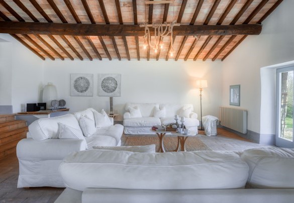 The living room with Smart TV in open space with the kitchen and with direct exit to the garden - Villa Carmeli
