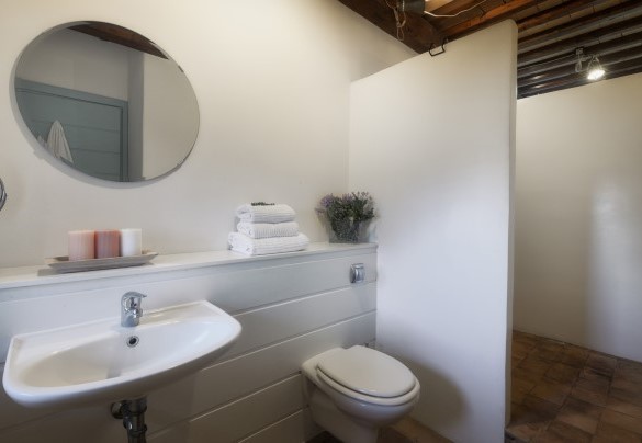 Bathroom with shower en-suite to the double bedroom with single bed, first floor - Villa Carmeli