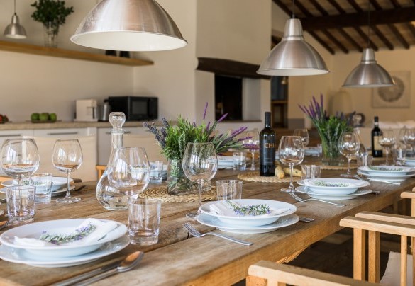 The open space with kitchen, dining table and living room with Smart TV. Villa - Villa Carmeli