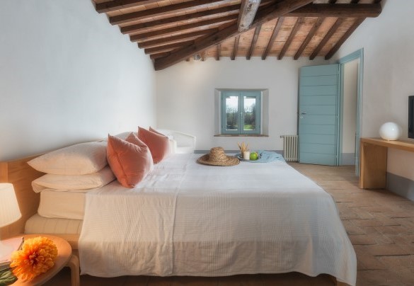 Double bedroom with en-suite bathroom with tub, first floor - Villa Carmeli