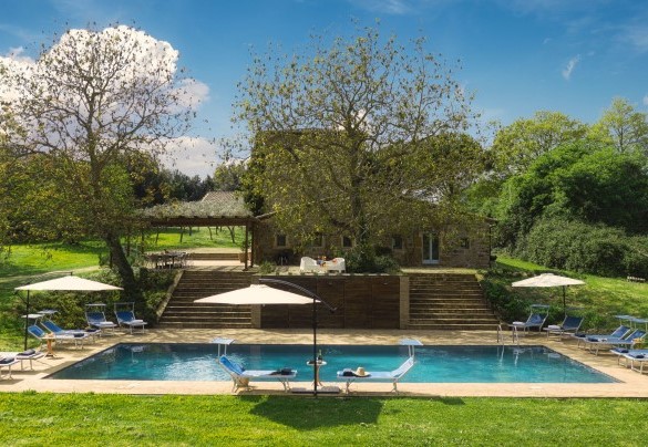 The solarium, in porous terracotta and lawn, is equipped with sunbeds and umbrellas - Villa Carmeli
