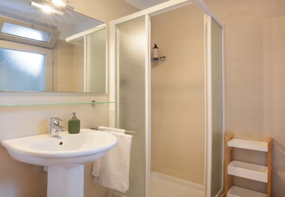 Bagno con doccia n.2 al piano terra - Villa Casaliva
