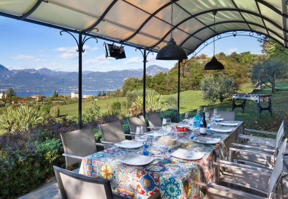 Gazebo con tavolo da pranzo in giardino - Villa Casaliva