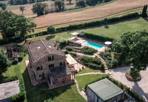 The villa and the pool seen from above - Villa Casanostra
