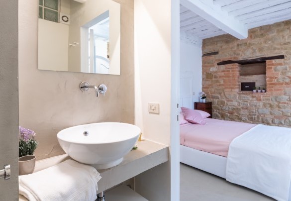 En-suite bathroom with a shower - Villa Casanostra