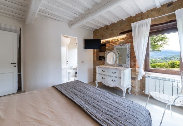 Master bedroom with en-suite bathroom on the first floor - Villa Casanostra
