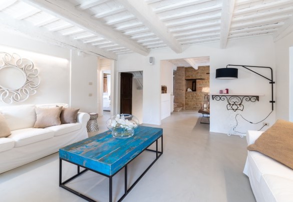 The living room with a fireplace on the first floor - Villa Casanostra