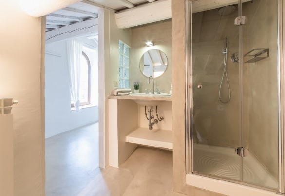 En-suite bathroom with a shower - Villa Casanostra