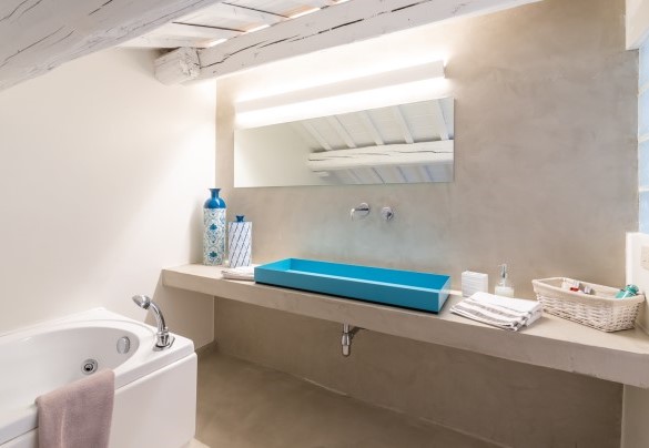 En-suite bathroom with a bathtub - Villa Casanostra