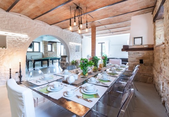 The large open space also contains the dining area - Villa Casanostra