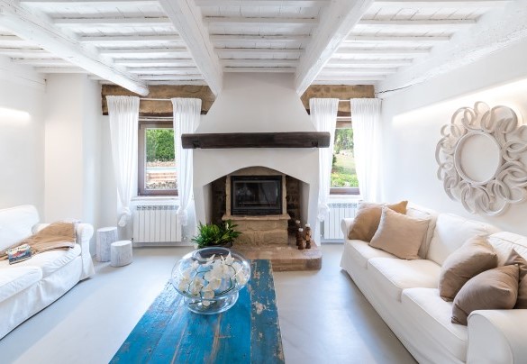 The living room with a fireplace on the first floor - Villa Casanostra