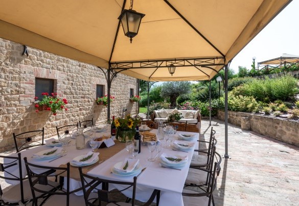 The large gazebo is the perfect place for outdoor dining - Villa Casanostra