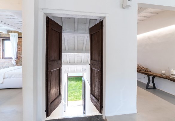 A few steps lead to the first floor - Villa Casanostra