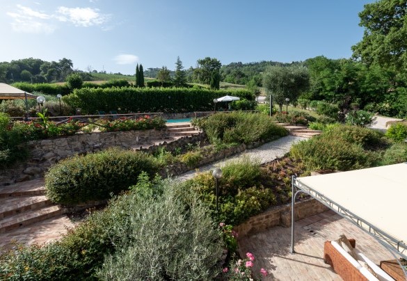 The characteristic pathways connect different areas of the villa - Villa Casanostra