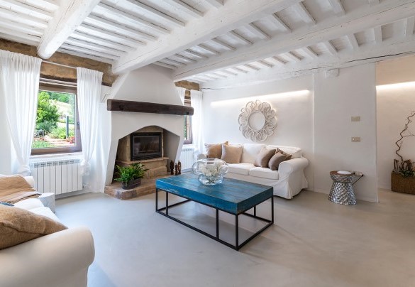 The living room with a fireplace on the first floor - Villa Casanostra