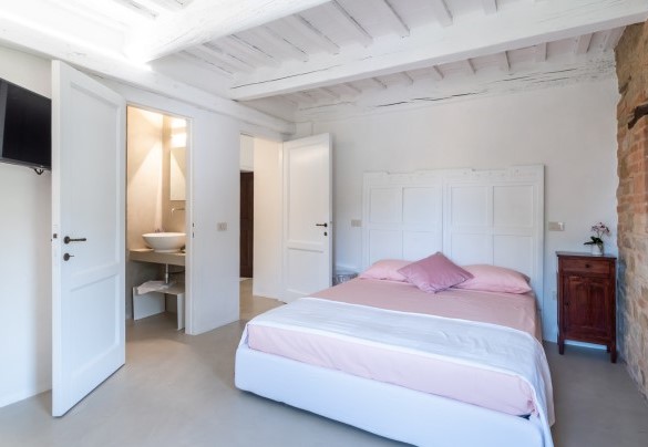The spacious master bedroom on the first floor - Villa Casanostra