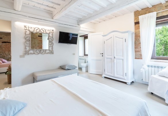 Master bedroom with en-suite bathroom on the first floor - Villa Casanostra