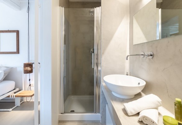 En-suite bathroom with a shower - Villa Casanostra