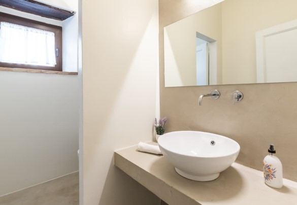 The ground floor guest bathroom - Villa Casanostra
