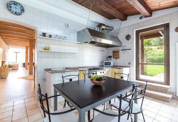 The kitchen also leads to the outside - Villa Casanostra