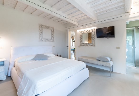 Master bedroom with en-suite bathroom on the first floor - Villa Casanostra