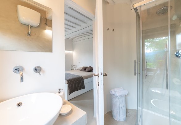 En-suite bathroom with a shower - Villa Casanostra