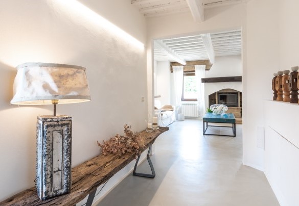 The corridor on the first floor connects the rooms - Villa Casanostra