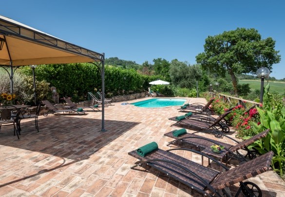 Sun loungers in the solarium area - Villa Casanostra