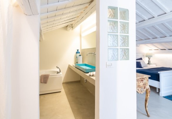 En-suite bathroom with a bathtub - Villa Casanostra