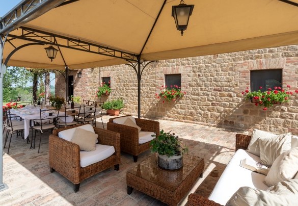 Spacious gazebo equipped with a table and chairs - Villa Casanostra