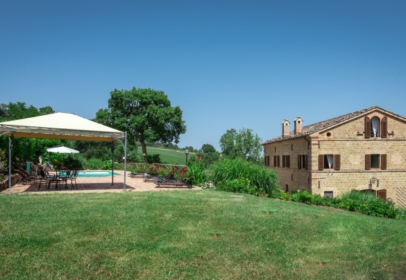 The pool is located about 10 meters away from the villa on an upper terrace - Villa Casanostra