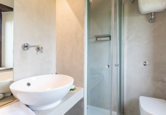 En-suite bathroom with a shower - Villa Casanostra