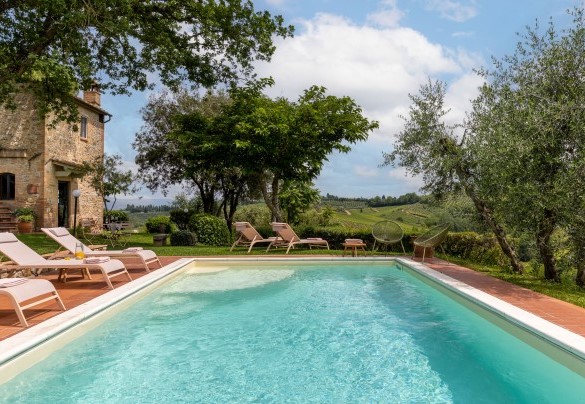 Dista 10 m appena dal casale ed è immersa nel bellissimo giardino che delimita e colora con l’area prendisole tutt’intorno - Villa Caterina