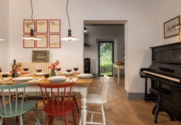 L’ingresso apre sul salotto con area pranzo in open space e comunicante con la cucina accessoriata - Villa Caterina