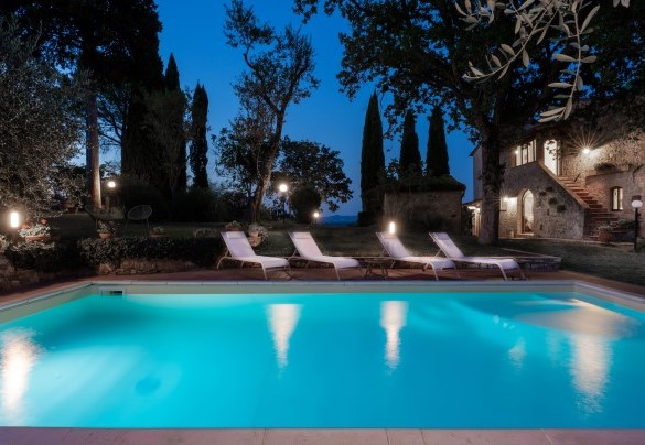 La piscina illuminata al tramonto- Villa Caterina