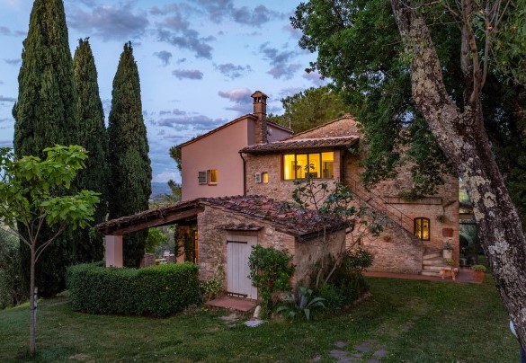 La suggestiva immagine al tramonto del casale - Villa Caterina