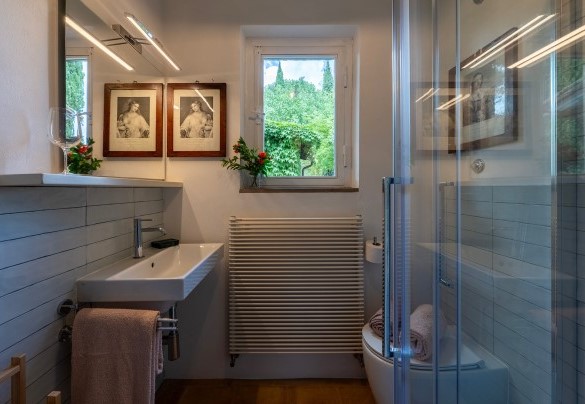 Bagno con doccia n.1 al piano terra - Villa Caterina