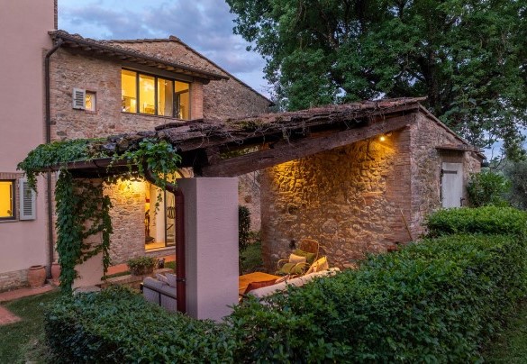 L'angolo salotto nelle luci della sera - Villa Caterina